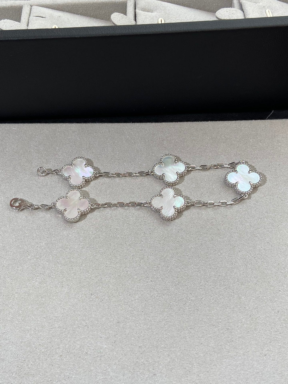 [Avelora Jewelry ]CLOVER WHITE PEARL MOP 5 MOTIF BRACELET COLLECTION