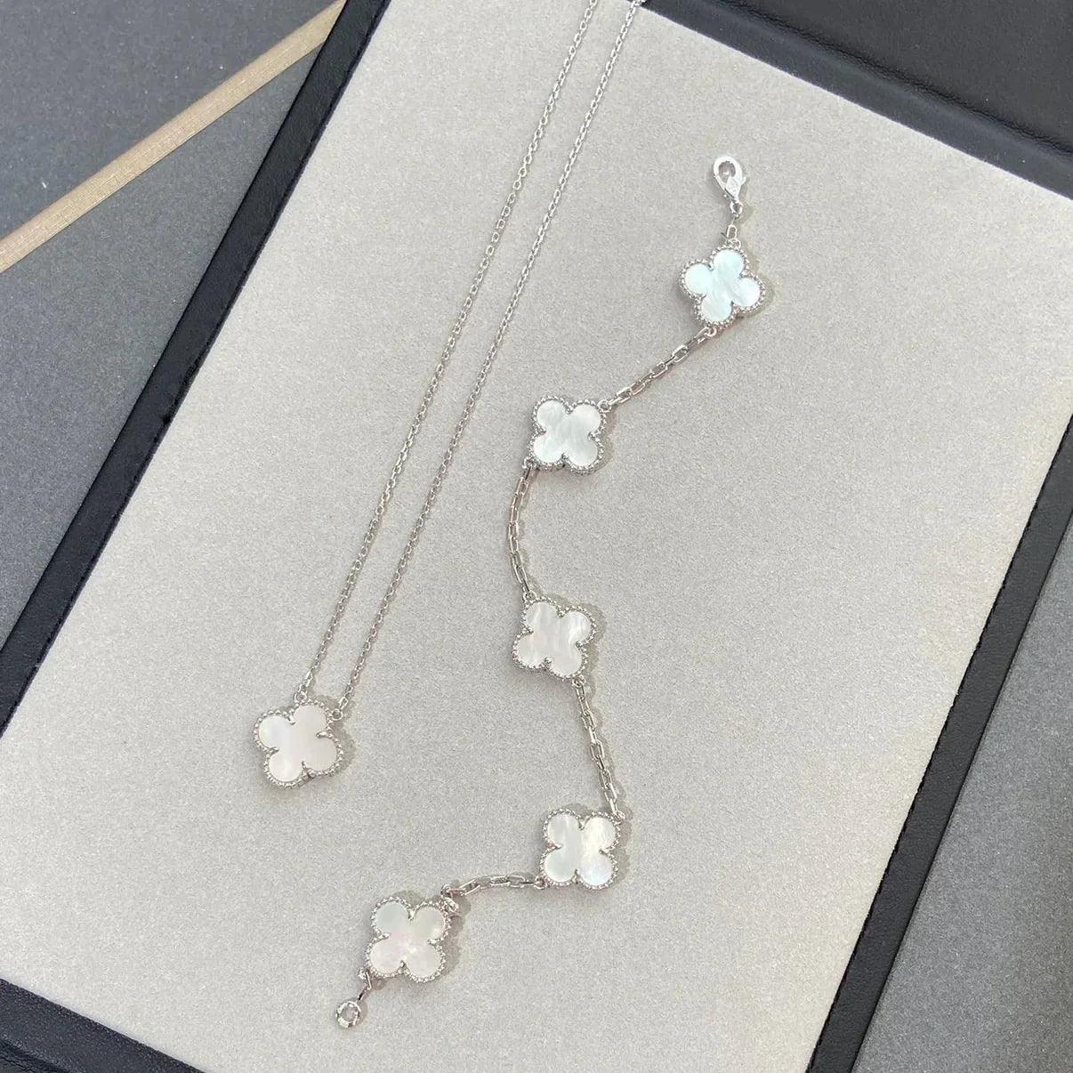 [Avelora]LUCKY CLOVER 5-MOTIF BRACELET - WHITE MOTHER-OF-PEARL COLLECTION