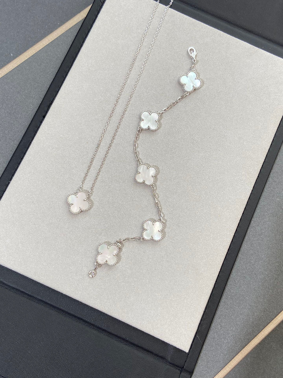 [Avelora Jewelry ]CLOVER WHITE PEARL MOP 5 MOTIF BRACELET COLLECTION