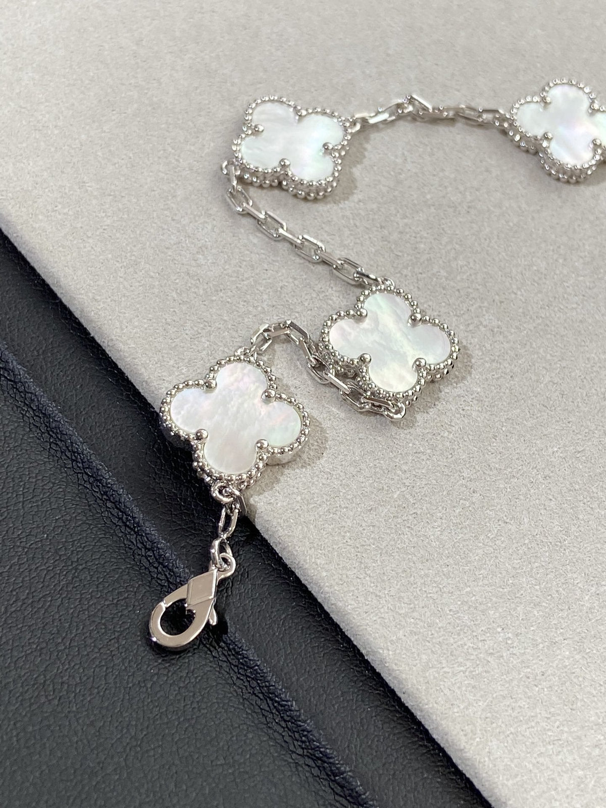 [Avelora Jewelry ]CLOVER WHITE PEARL MOP 5 MOTIF BRACELET COLLECTION
