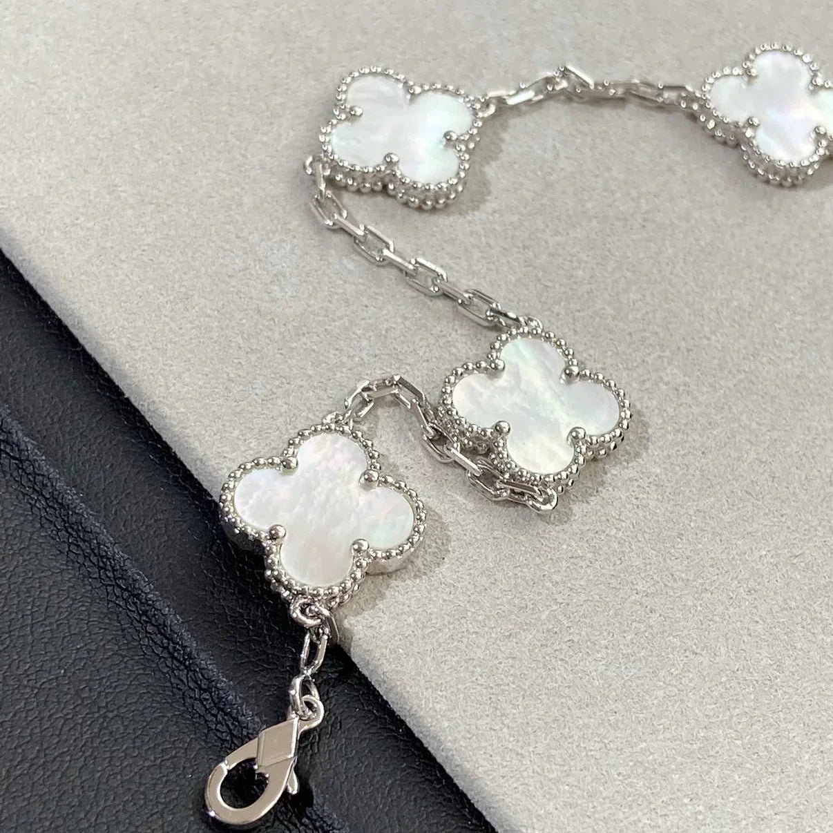 [Avelora]LUCKY CLOVER 5-MOTIF BRACELET - WHITE MOTHER-OF-PEARL COLLECTION