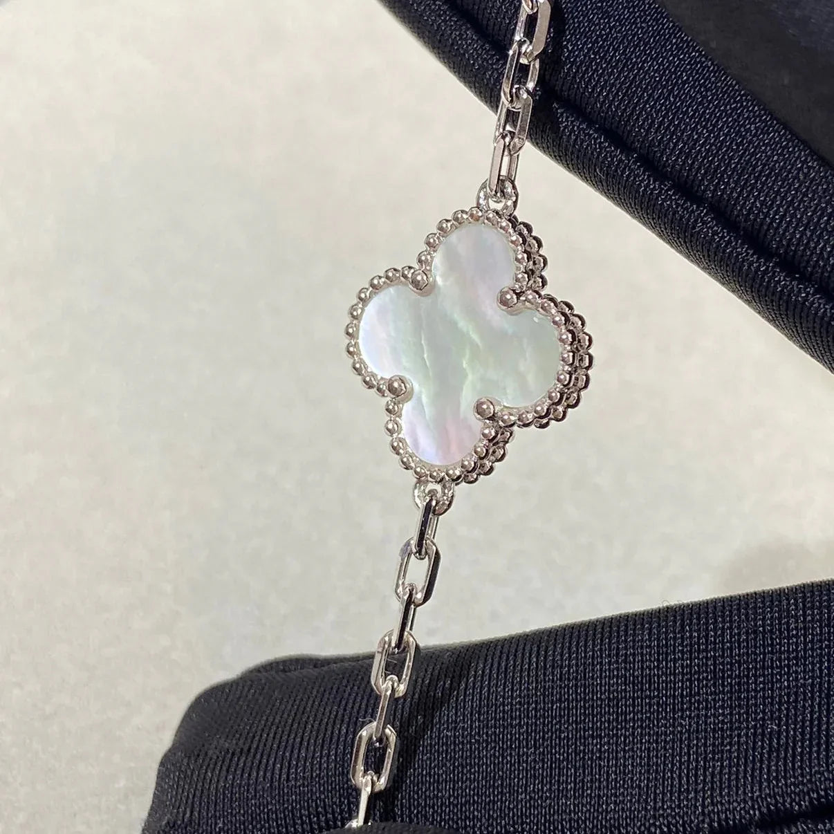 [Avelora]LUCKY CLOVER 5-MOTIF BRACELET - WHITE MOTHER-OF-PEARL COLLECTION