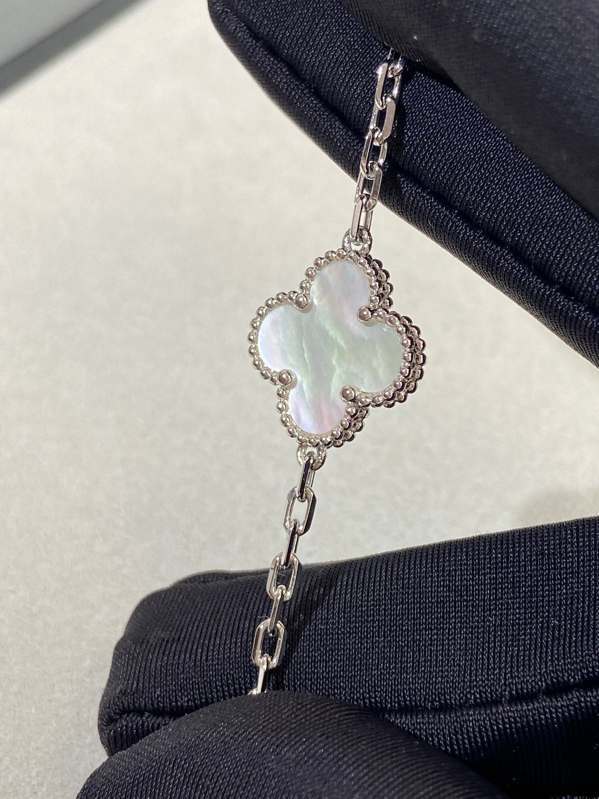 [Avelora Jewelry ]CLOVER WHITE PEARL MOP 5 MOTIF BRACELET COLLECTION