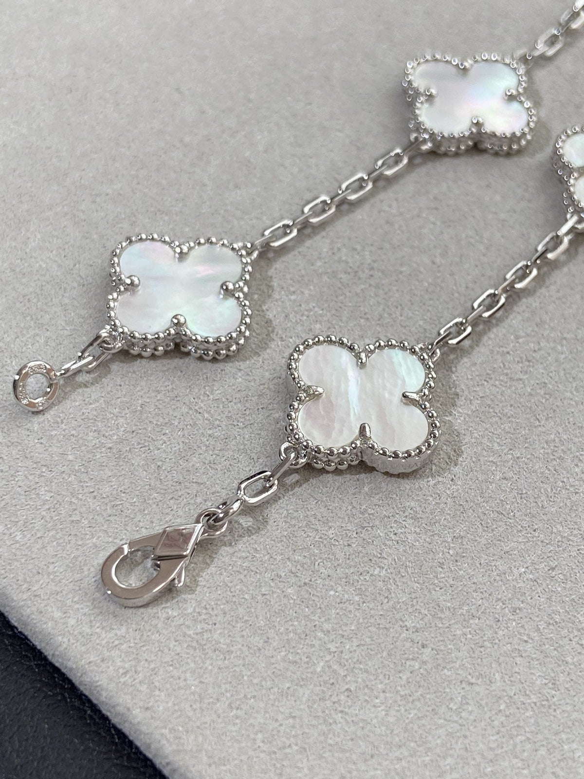 [Avelora Jewelry ]CLOVER WHITE PEARL MOP 5 MOTIF BRACELET COLLECTION