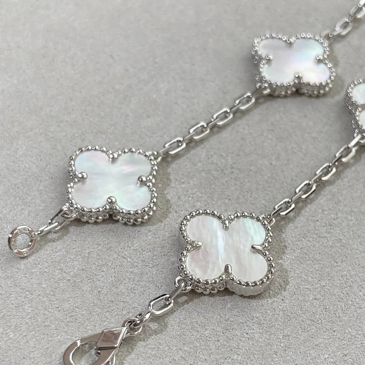 [Avelora]LUCKY CLOVER 5-MOTIF BRACELET - WHITE MOTHER-OF-PEARL COLLECTION