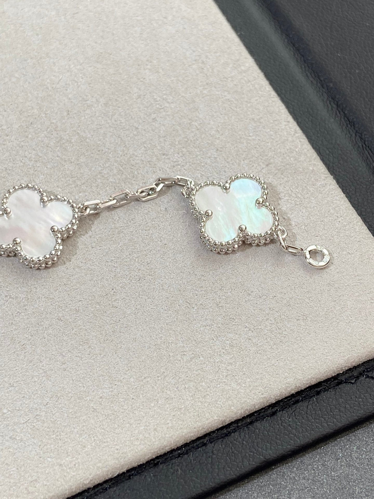 [Avelora Jewelry ]CLOVER WHITE PEARL MOP 5 MOTIF BRACELET COLLECTION