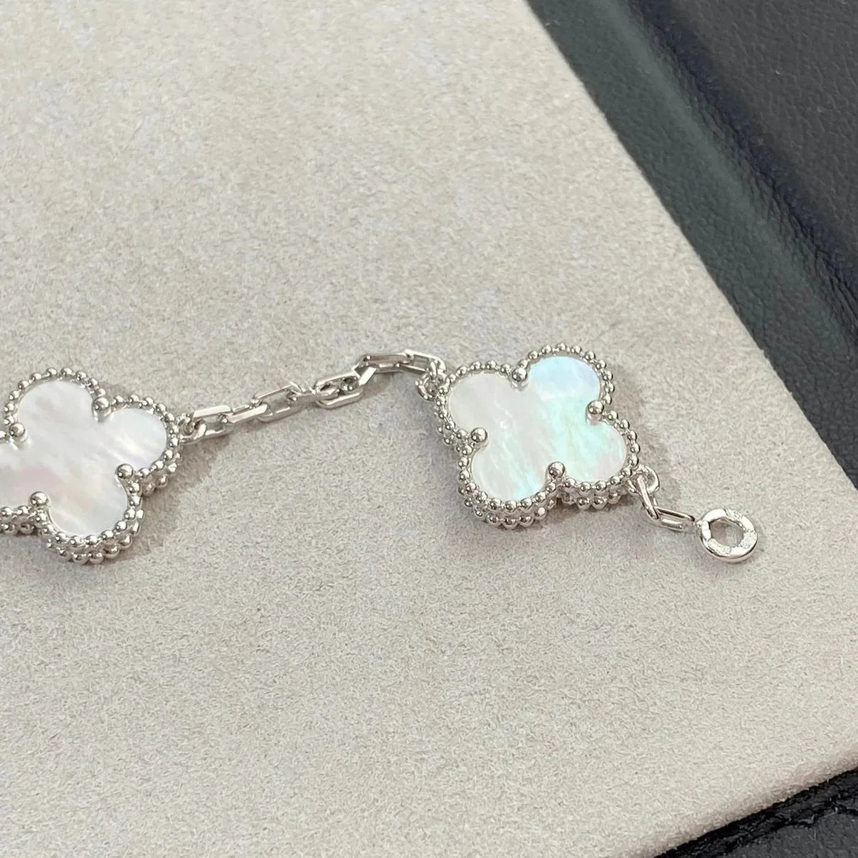 [Avelora]LUCKY CLOVER 5-MOTIF BRACELET - WHITE MOTHER-OF-PEARL COLLECTION