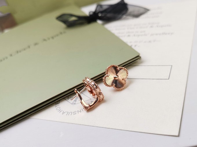 [Avelora Jewelry ]CLOVER MEDIUM STUD EARRINGS