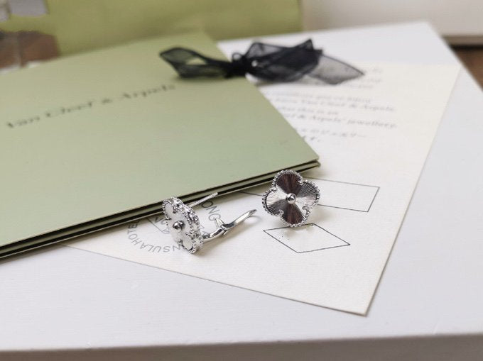 [Avelora Jewelry ]CLOVER MEDIUM STUD EARRINGS