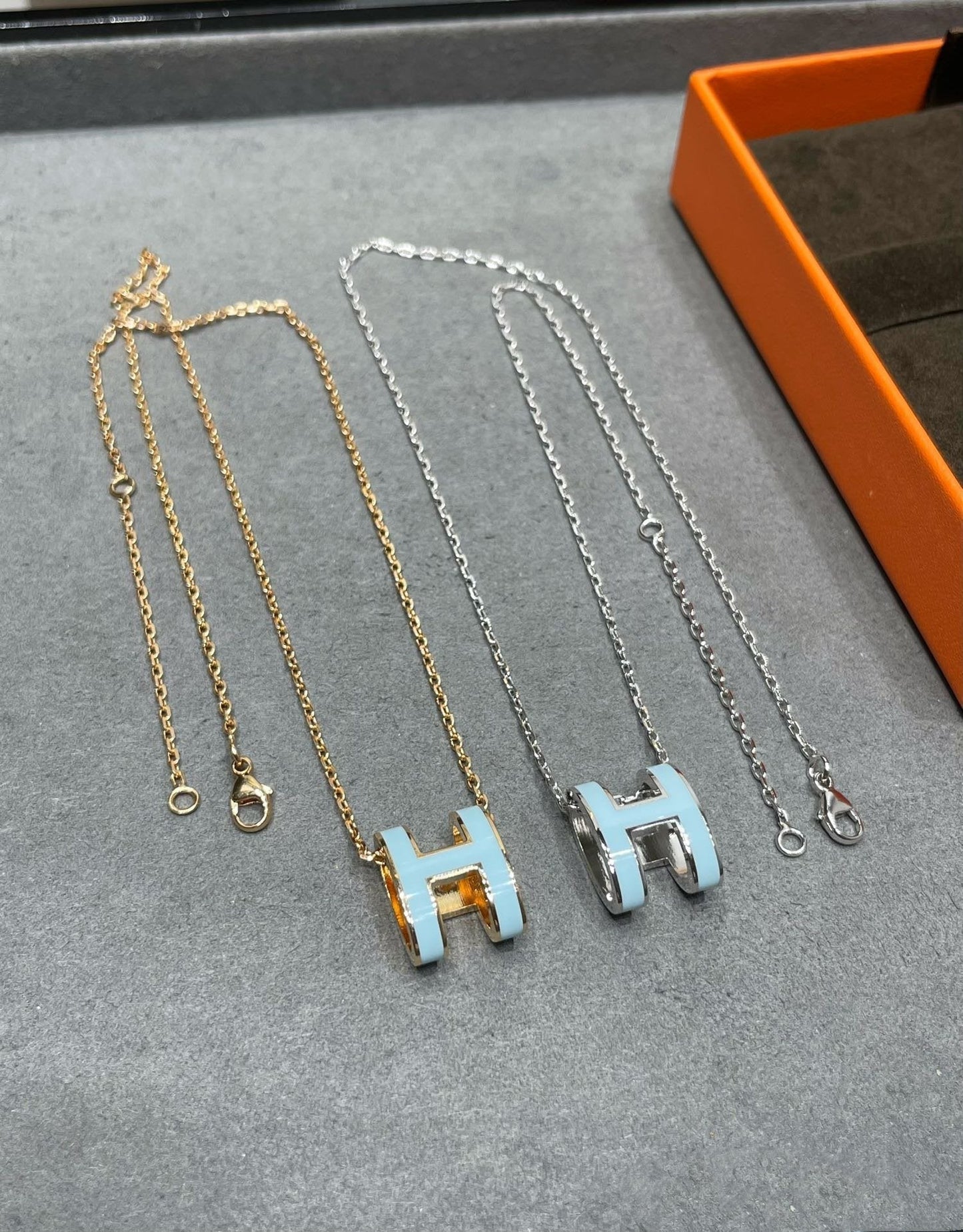 [Avelora]POP H SKY BLUE NECKLACE