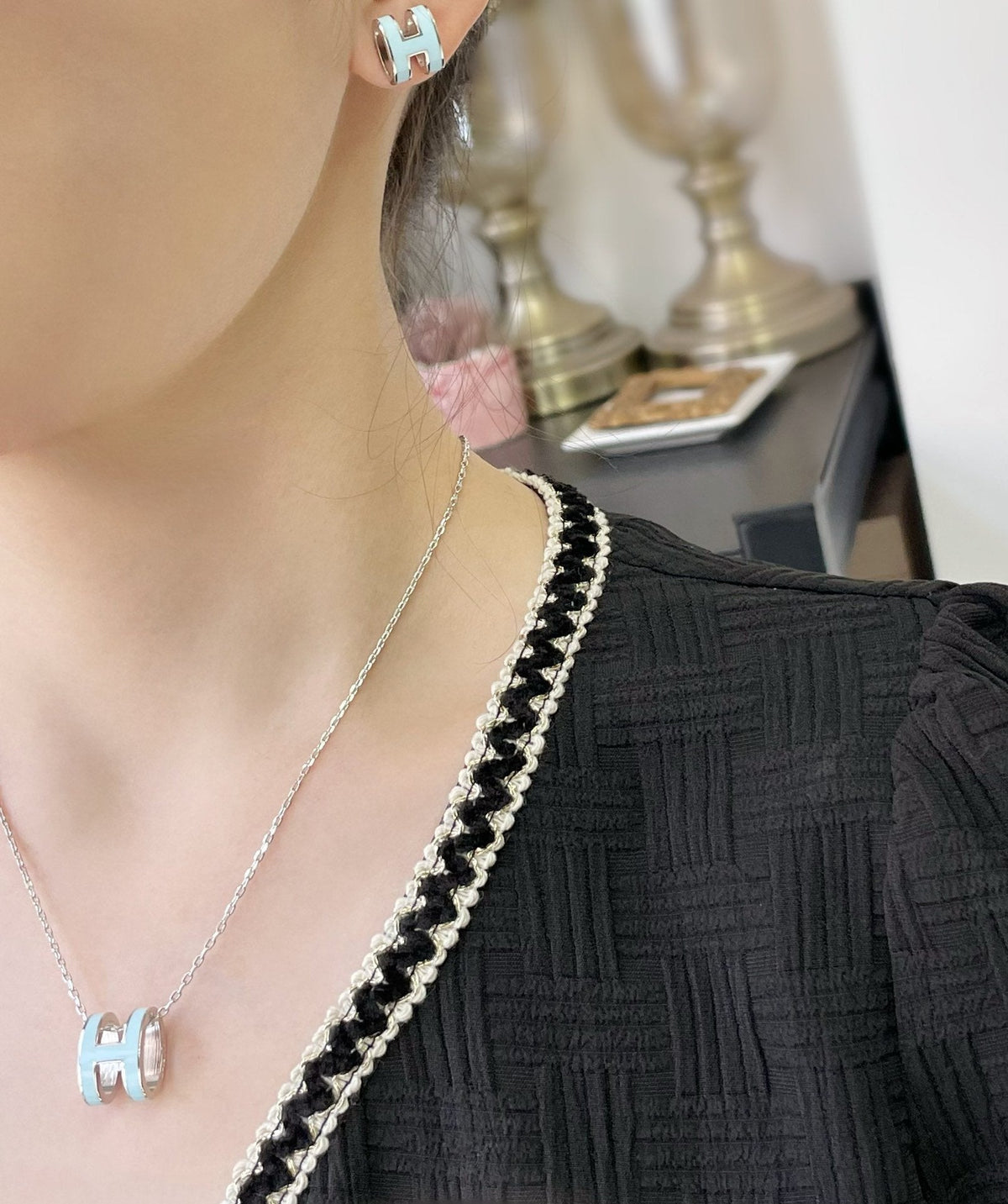 [Avelora Jewelry ]POP H SKY BLUE STUD EARRINGS