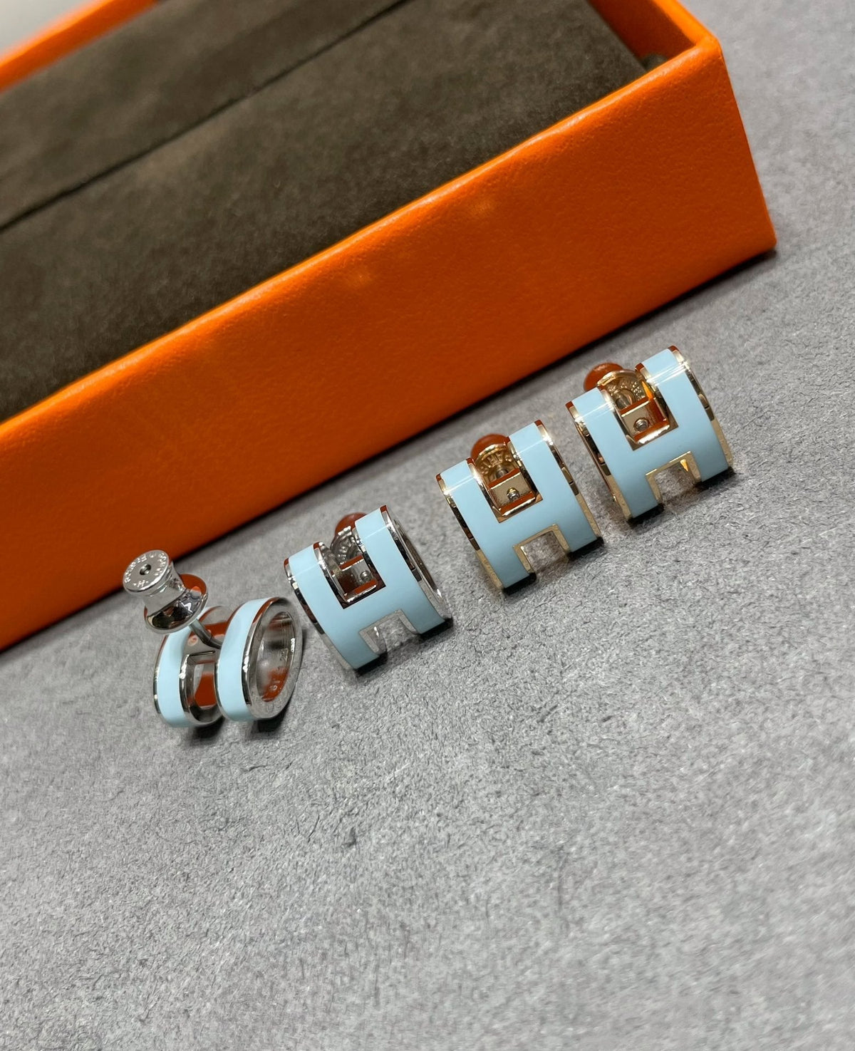 [Avelora Jewelry ]POP H SKY BLUE STUD EARRINGS