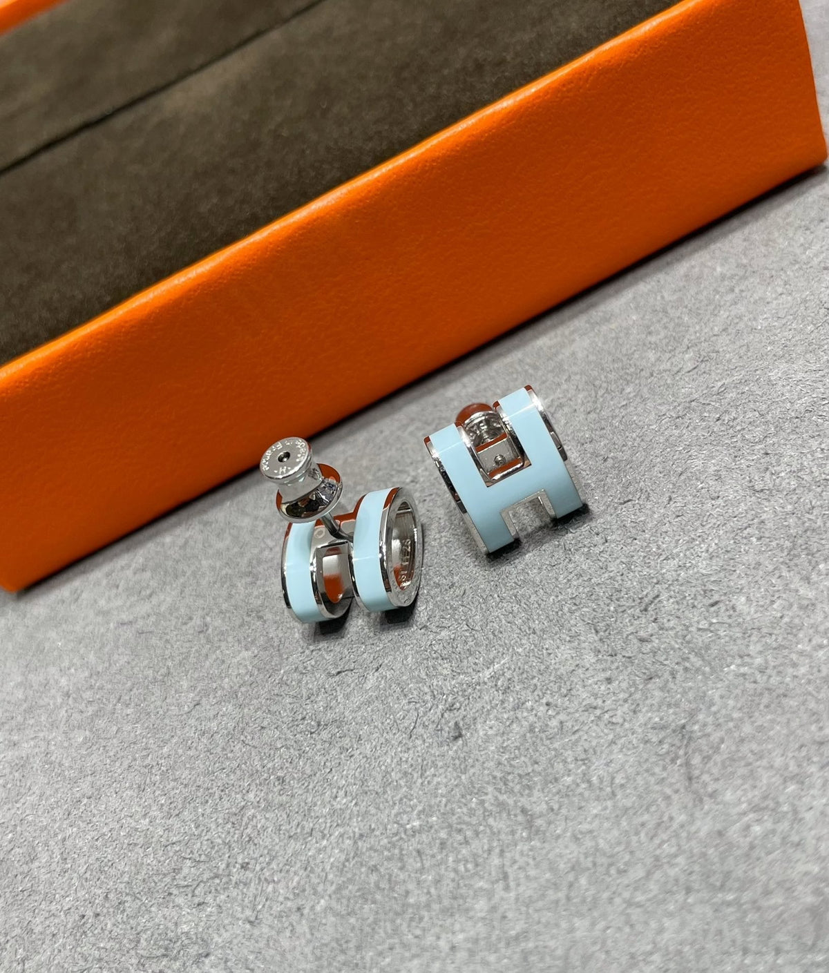 [Avelora Jewelry ]POP H SKY BLUE STUD EARRINGS