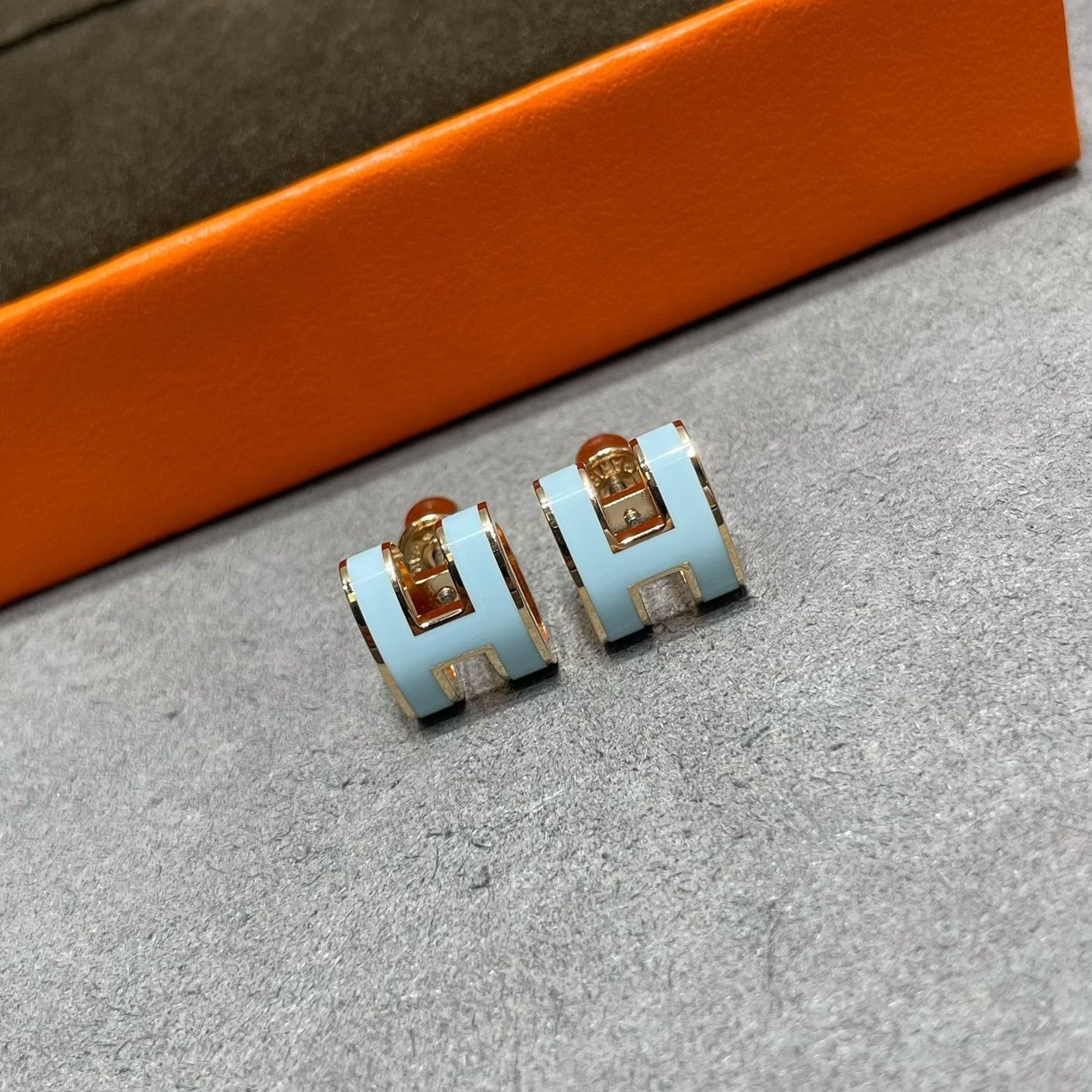 [Avelora]POP H SKY BLUE STUD EARRINGS