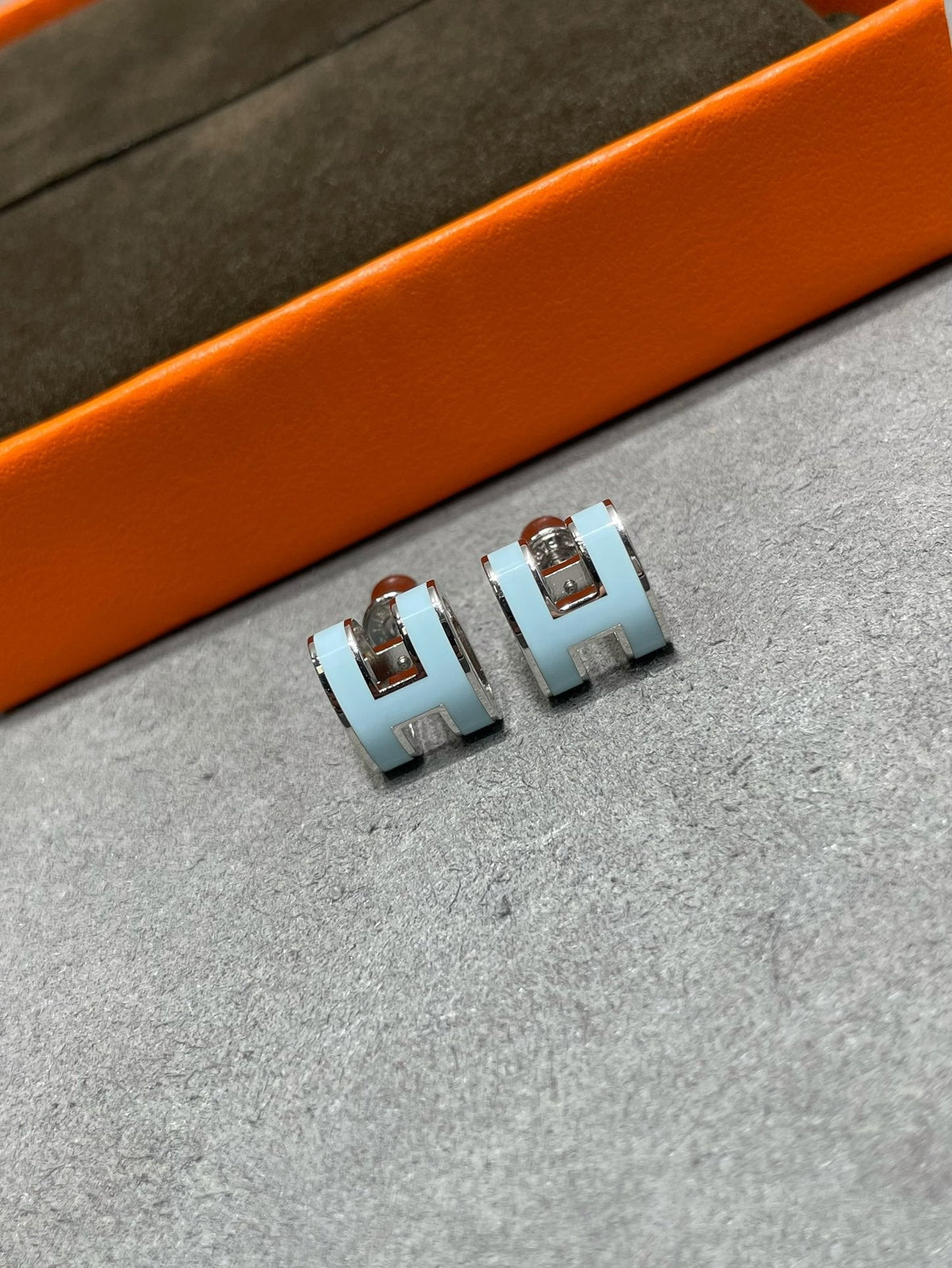 [Avelora Jewelry ]POP H SKY BLUE STUD EARRINGS