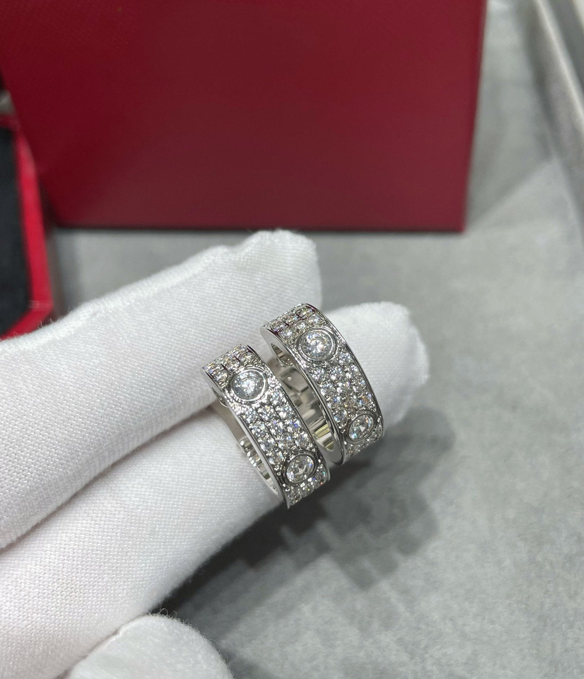 [Avelora Jewelry ]LOVE 5.5MM DIAMOND PAVED EARRINGS