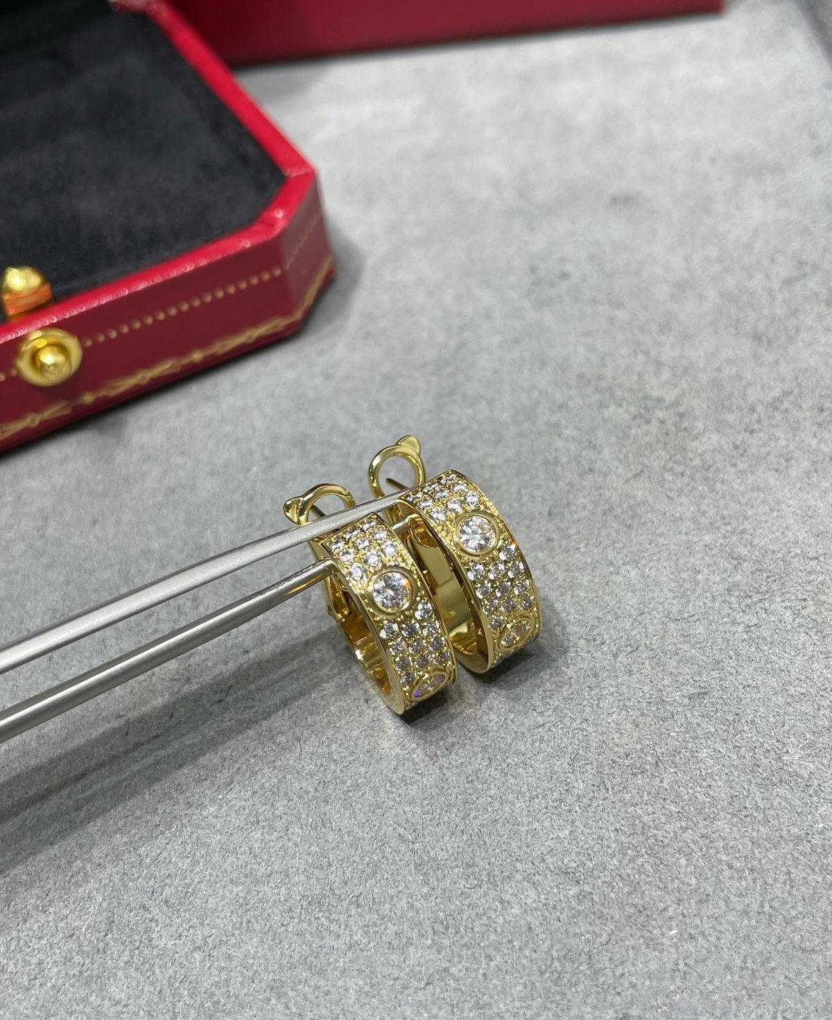 [Avelora Jewelry ]LOVE 5.5MM DIAMOND PAVED EARRINGS