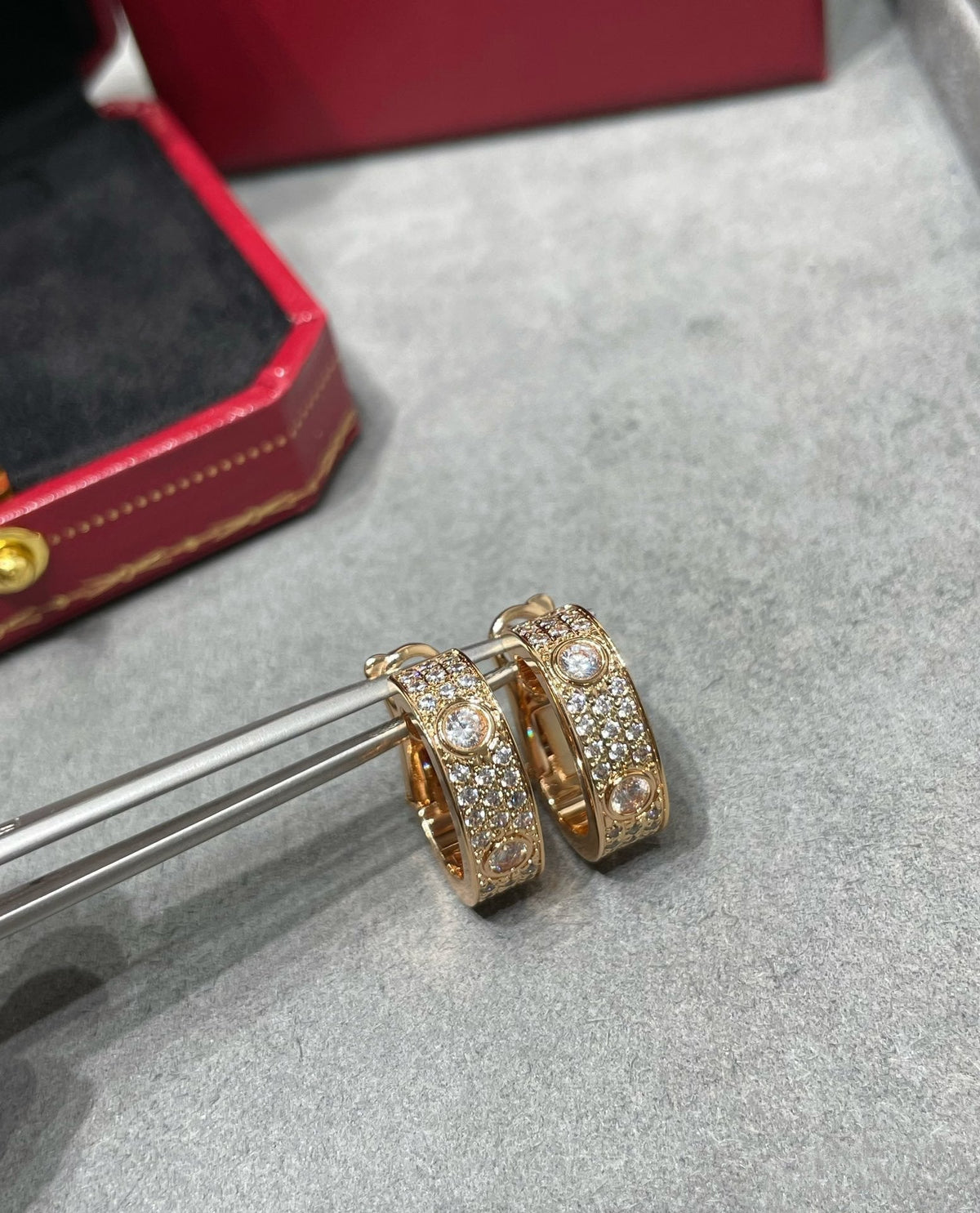 [Avelora Jewelry ]LOVE 5.5MM DIAMOND PAVED EARRINGS