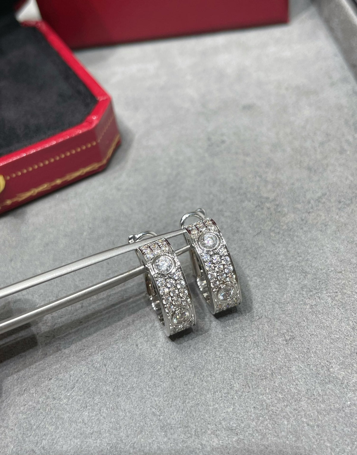 [Avelora Jewelry ]LOVE 5.5MM DIAMOND PAVED EARRINGS