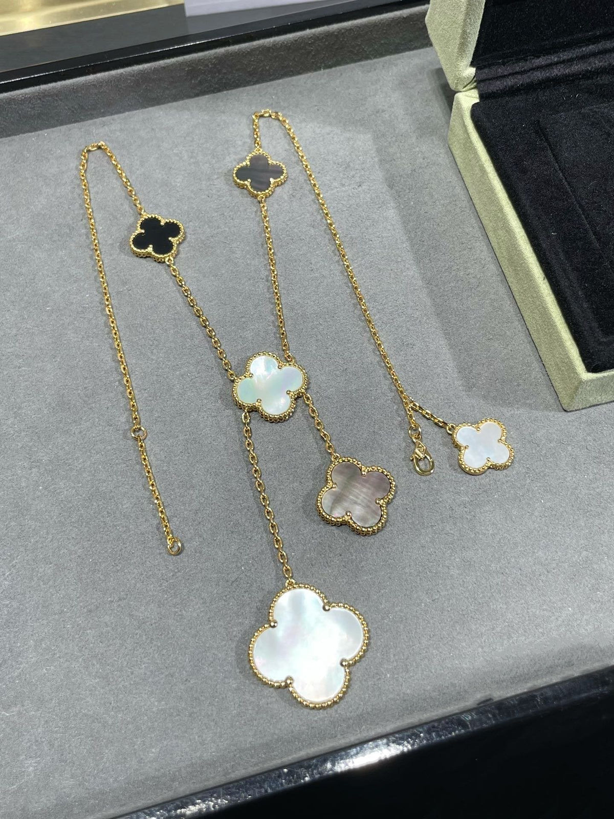 [Avelora Jewelry ]CLOVER 6 MOTIF MOP ONYX GOLD NECKLACE