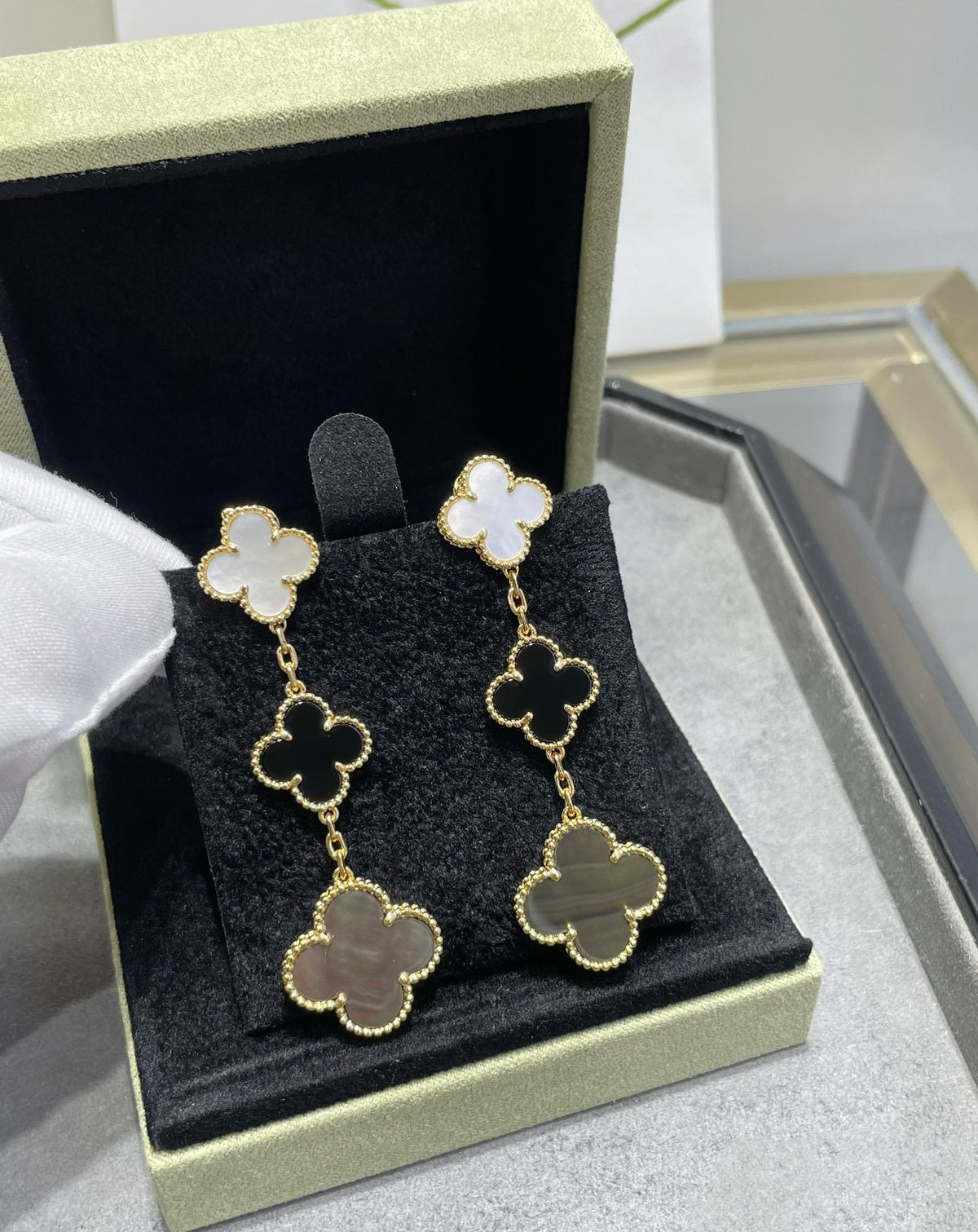 [Avelora Jewelry ]CLOVER 3 MOTIF MOP ONYX DARK MOP PINK GOLD EARRINGS