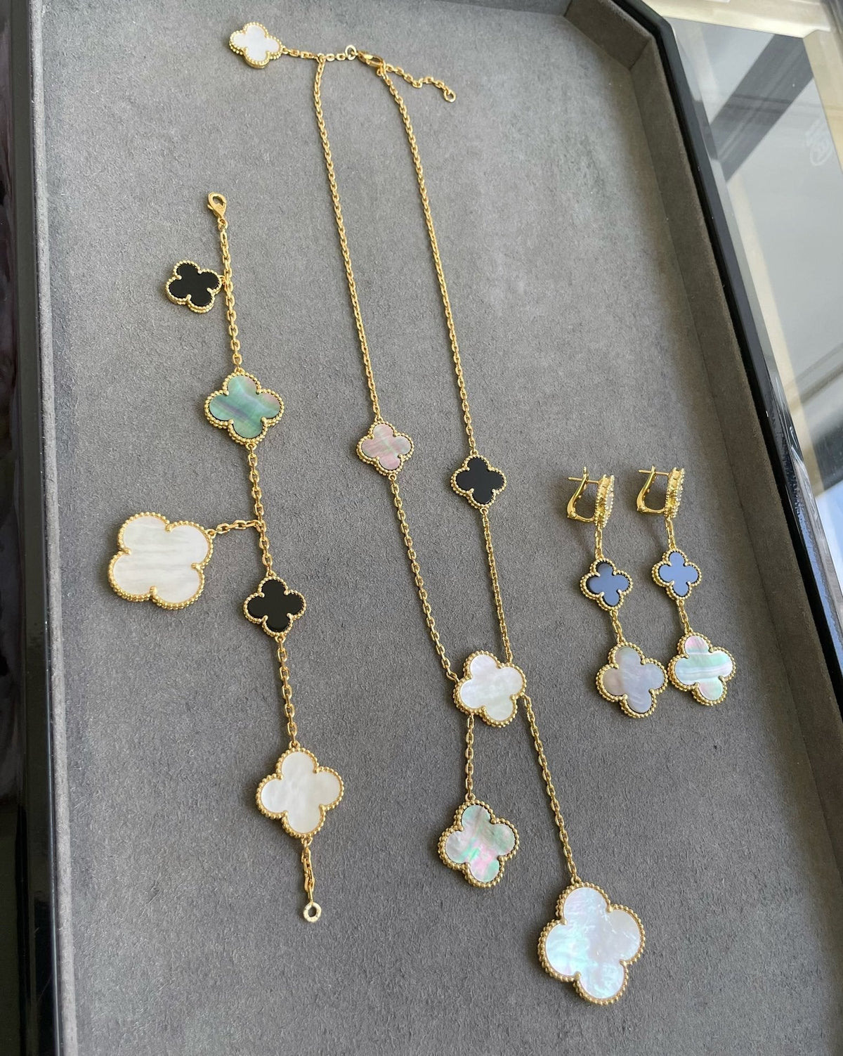 [Avelora Jewelry ]CLOVER 3 MOTIF MOP ONYX DARK MOP PINK GOLD EARRINGS