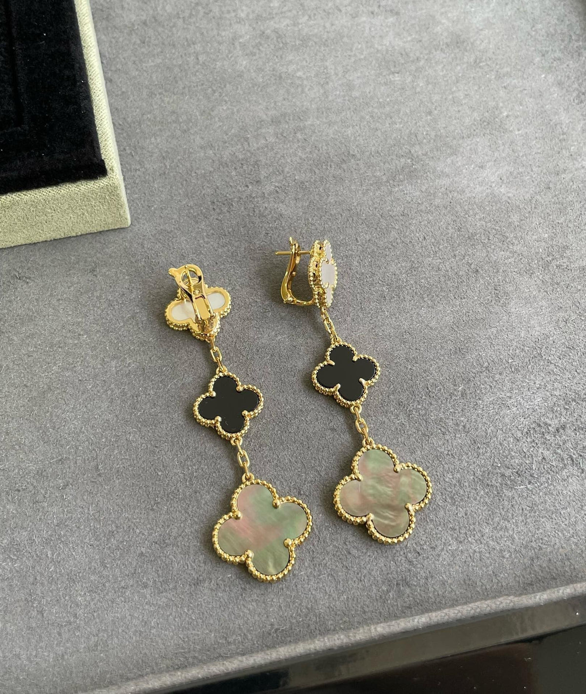 [Avelora Jewelry ]CLOVER 3 MOTIF MOP ONYX DARK MOP PINK GOLD EARRINGS