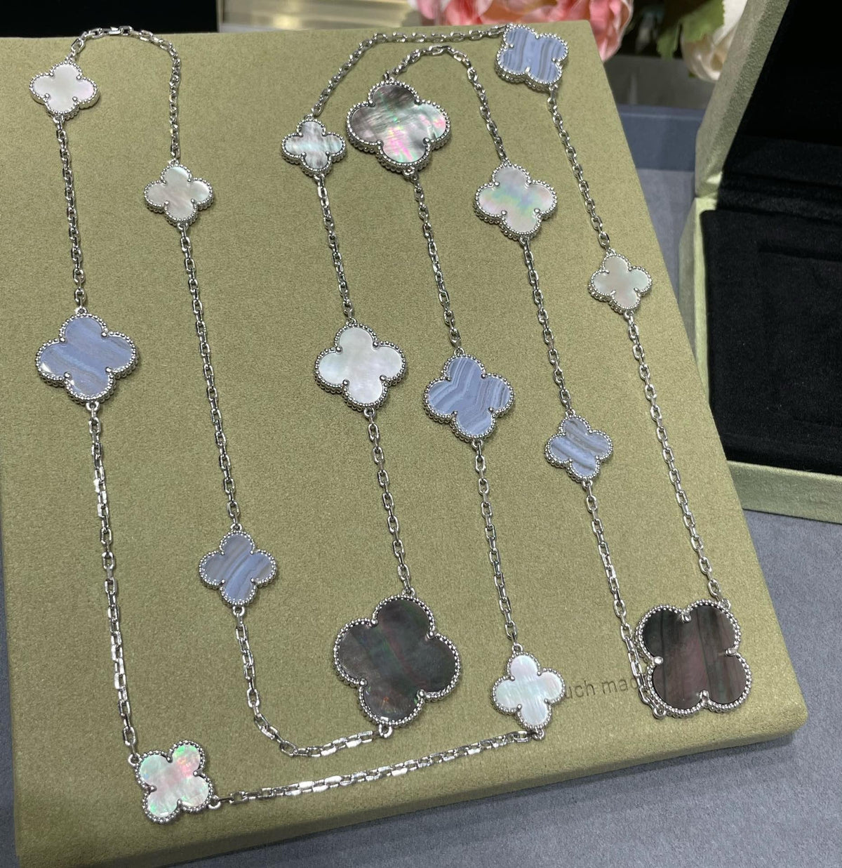 [Avelora Jewelry ]CLOVER 16 MOTIF CHALCEDONY MOP SILVER NECKLACE