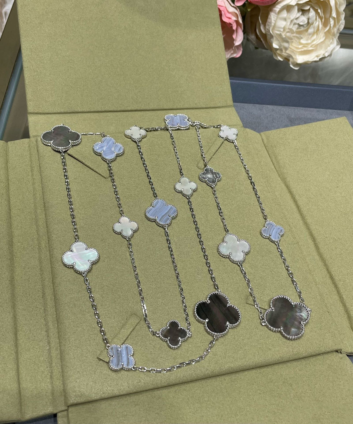 [Avelora Jewelry ]CLOVER 16 MOTIF CHALCEDONY MOP SILVER NECKLACE