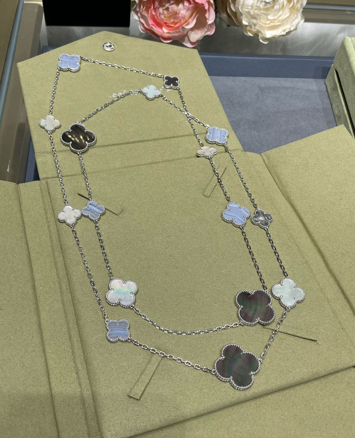 [Avelora Jewelry ]CLOVER 16 MOTIF CHALCEDONY MOP SILVER NECKLACE