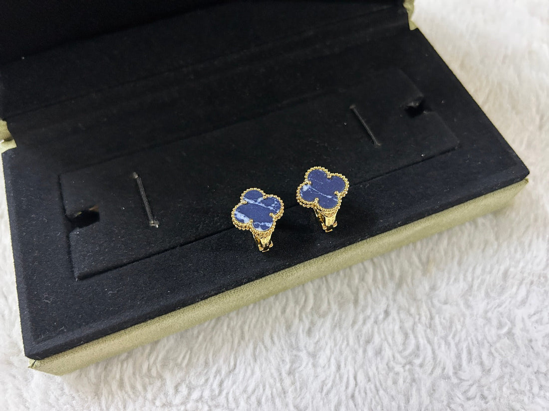 [Avelora Jewelry ]CLOVER PIETERSITE MEDIUM STUD EARRINGS