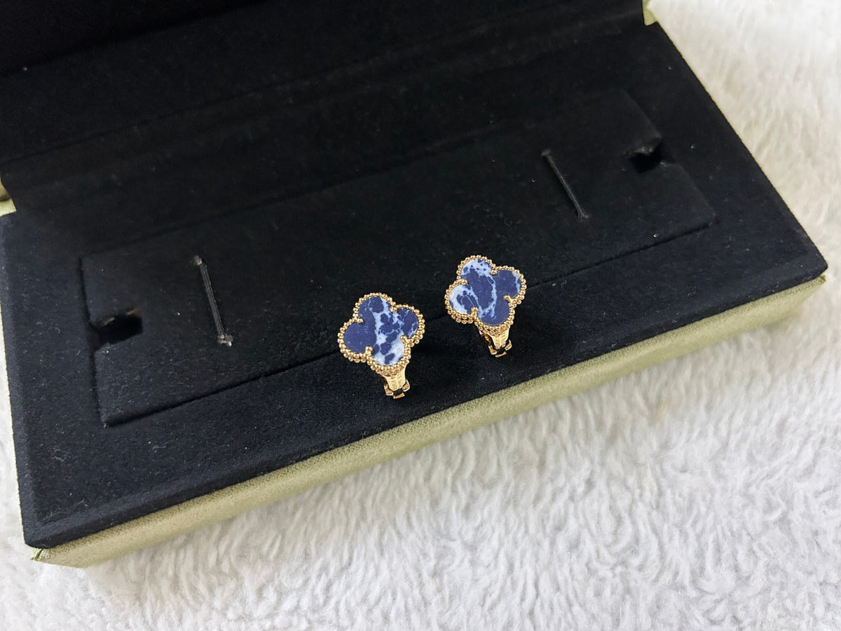 [Avelora Jewelry ]CLOVER PIETERSITE MEDIUM STUD EARRINGS