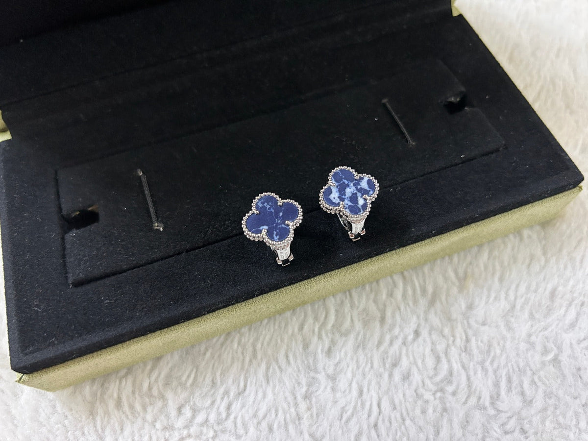 [Avelora Jewelry ]CLOVER PIETERSITE MEDIUM STUD EARRINGS