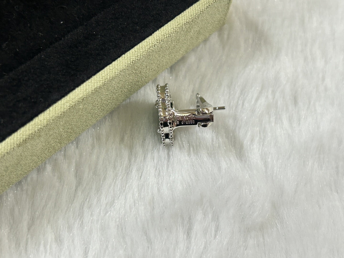 [Avelora Jewelry ]CLOVER PIETERSITE MEDIUM STUD EARRINGS