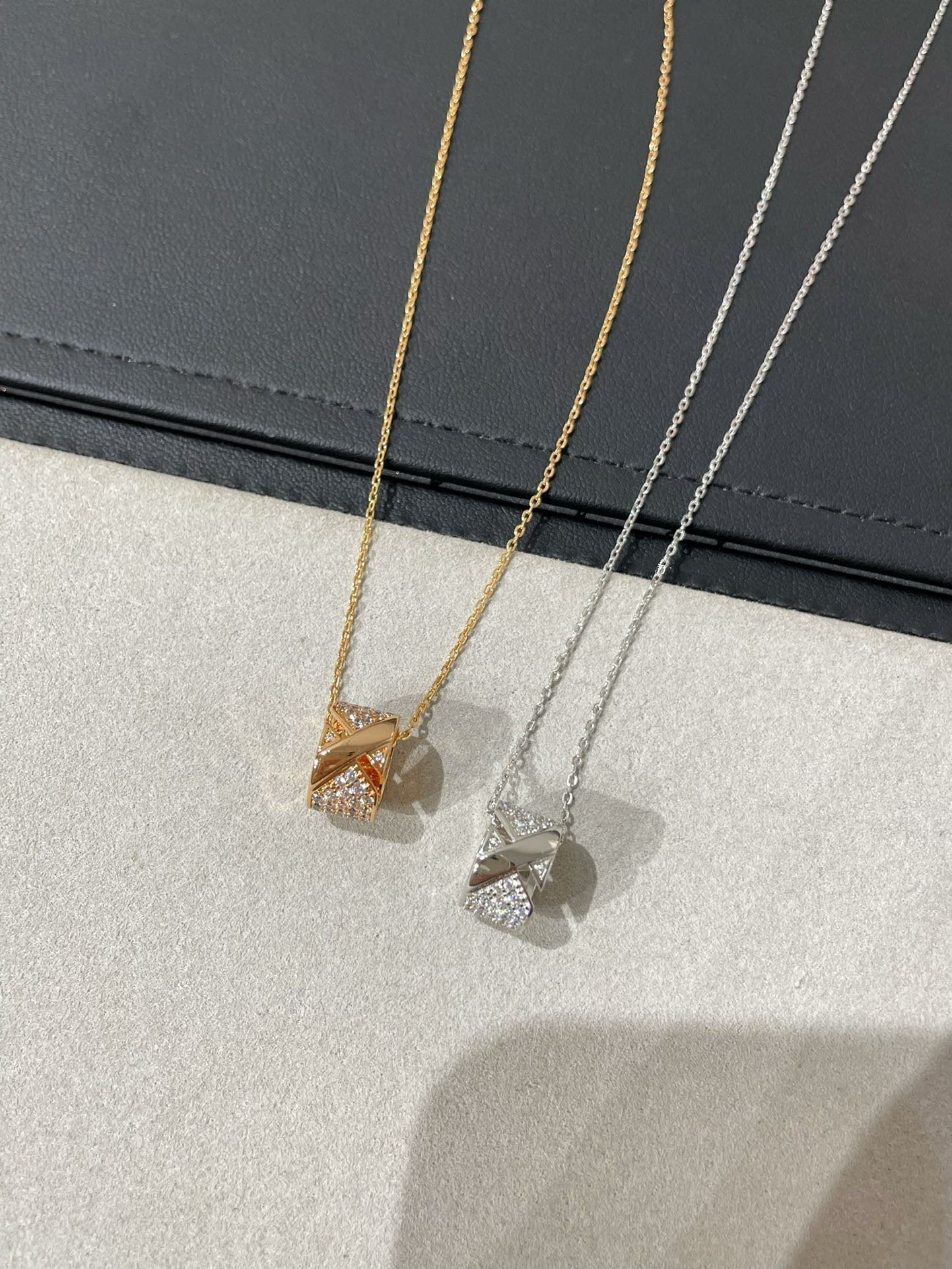 [Avelora]LIENS EVIDENCE DIAMOND PAVED NECKLACE