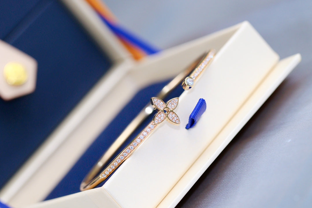[Avelora Jewelry ]IDYLLE PINK GOLD OPEN BRACELET DIAMOND PAVED