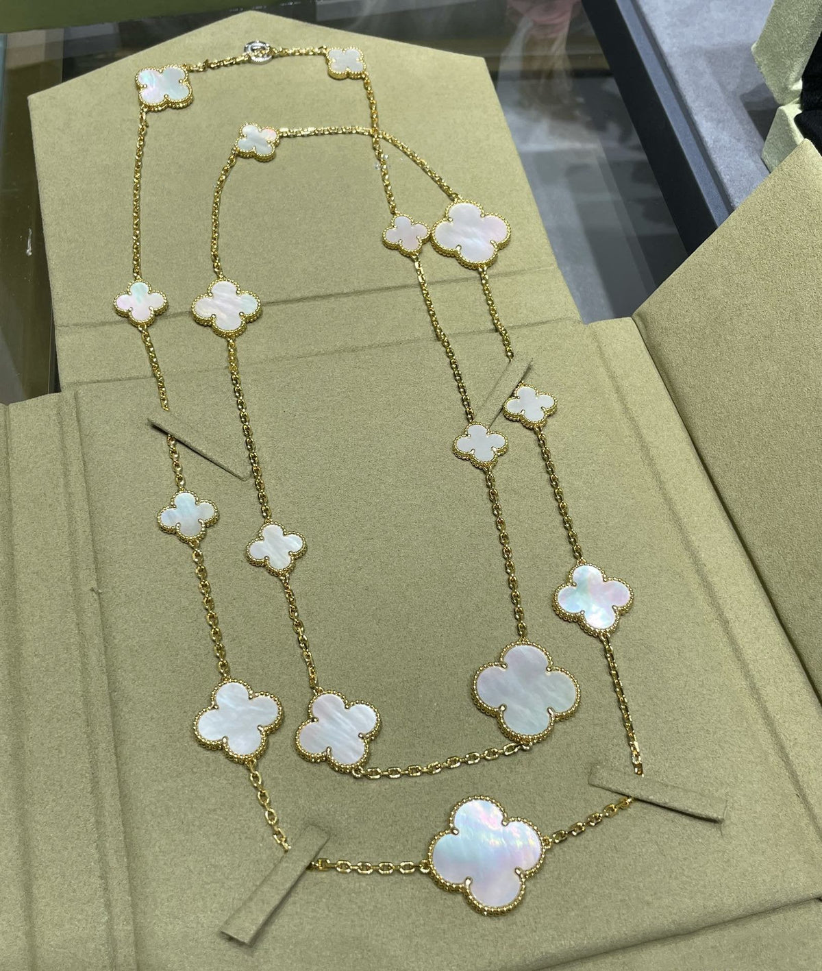 [Avelora Jewelry ]CLOVER 16 MOTIF WHITE MOP GOLD NECKLACE