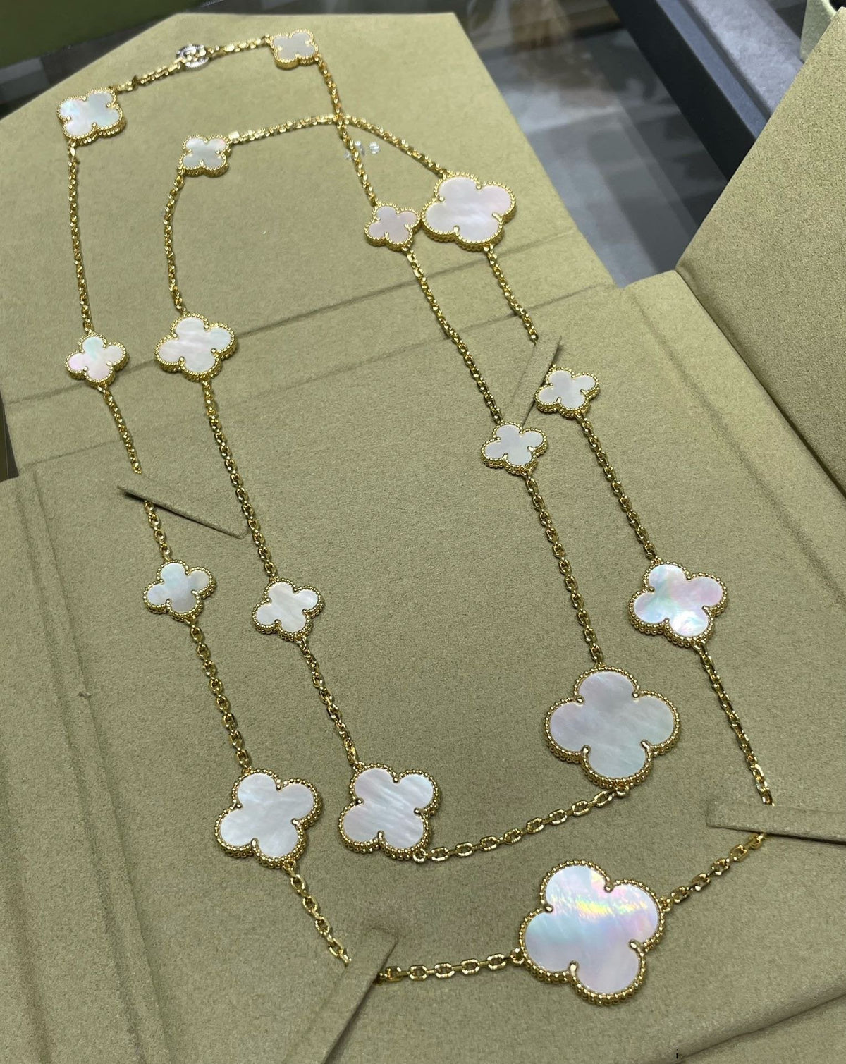 [Avelora Jewelry ]CLOVER 16 MOTIF WHITE MOP GOLD NECKLACE