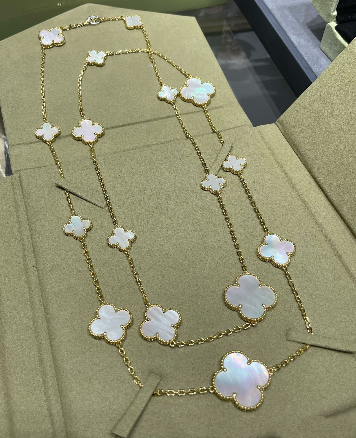 [Avelora Jewelry ]CLOVER 16 MOTIF WHITE MOP GOLD NECKLACE