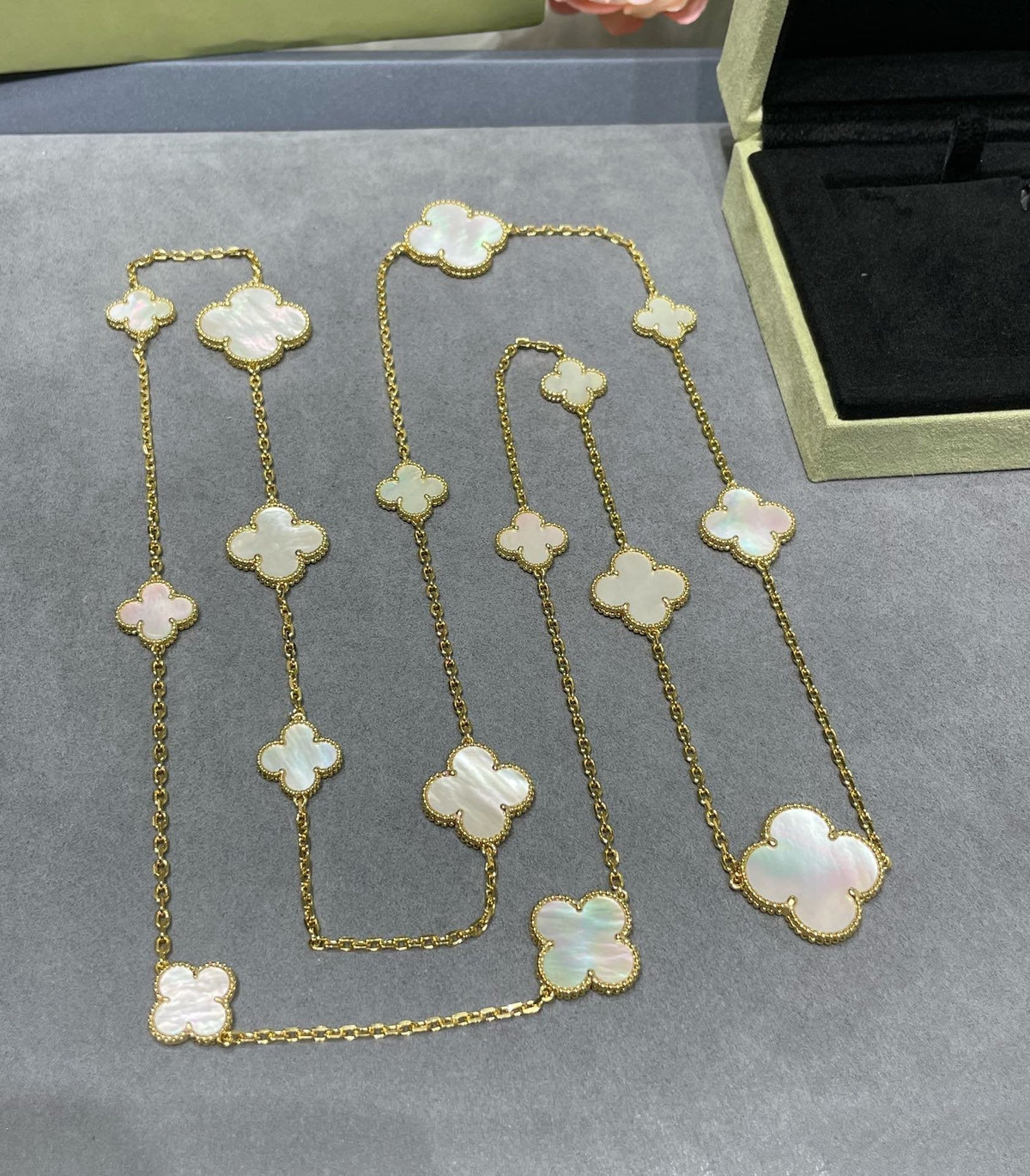 [Avelora Jewelry ]CLOVER 16 MOTIF WHITE MOP GOLD NECKLACE