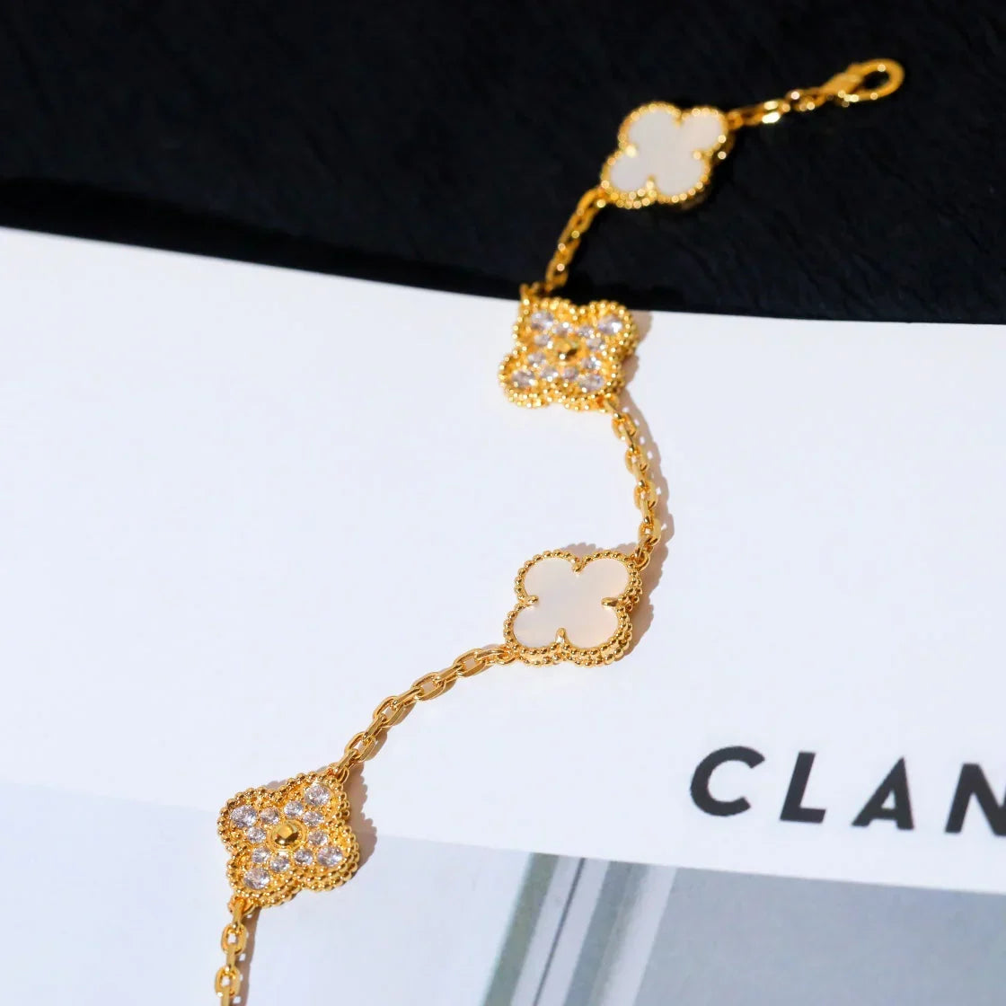 [Avelora]LUCKY CLOVER 5-MOTIF BRACELET - WHITE MOTHER-OF-PEARL COLLECTION