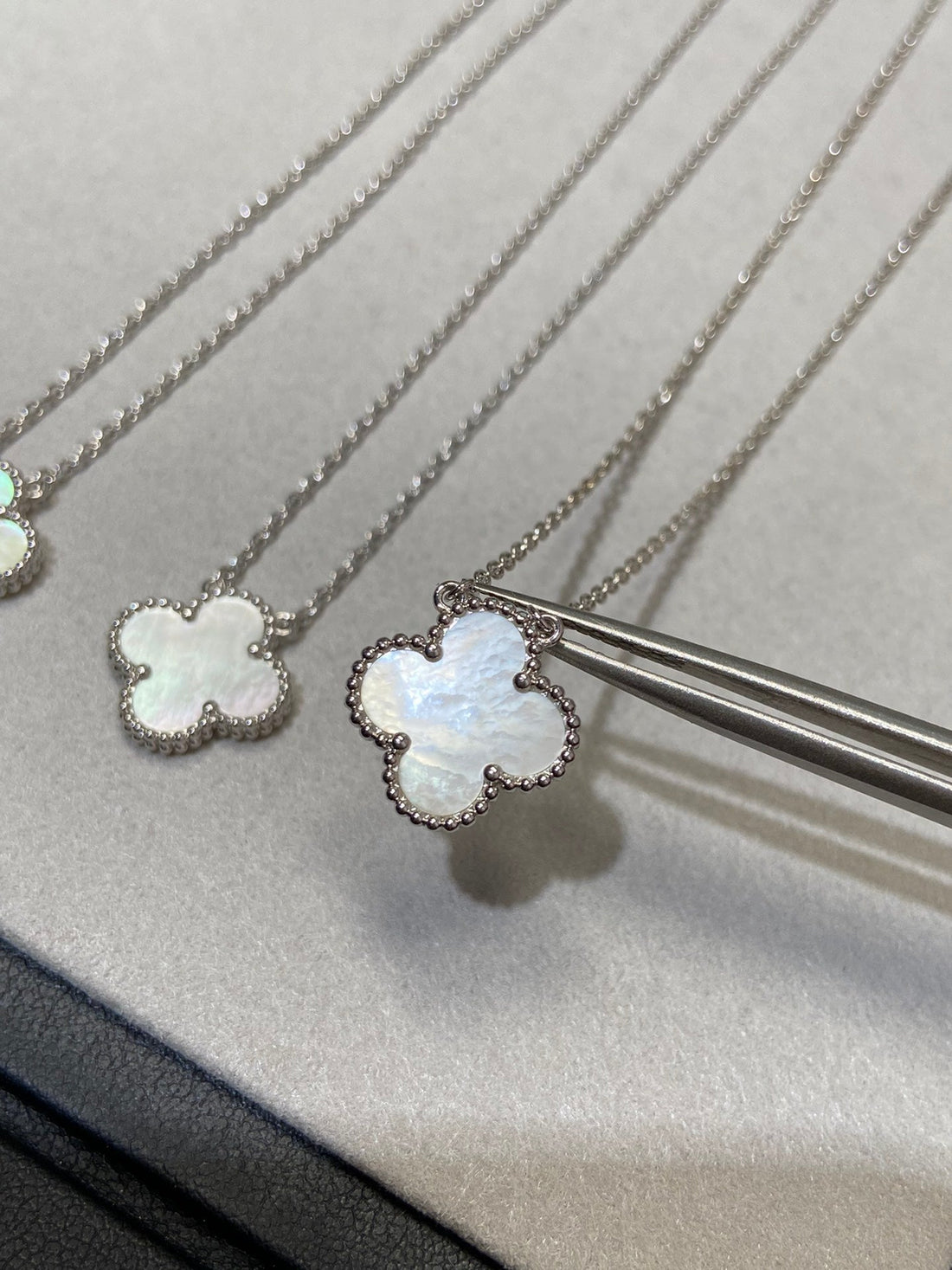 [Avelora Jewelry ]CLOVER MEDIUM SILVER WHITE MOP NECKLACE