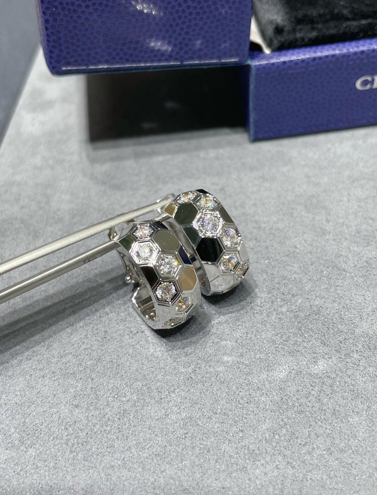 [Avelora]BEE LOVE DIAMOND HOOP EARRINGS