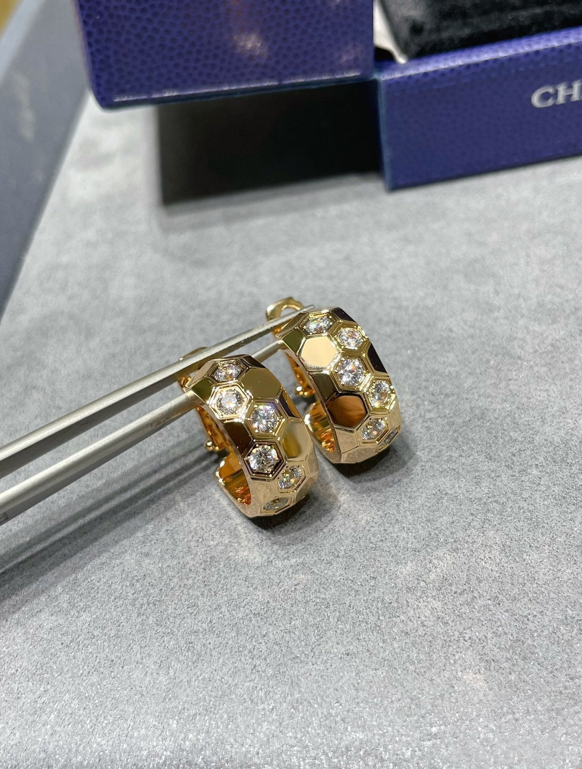 [Avelora Jewelry ]BEE LOVE DIAMOND HOOP EARRINGS