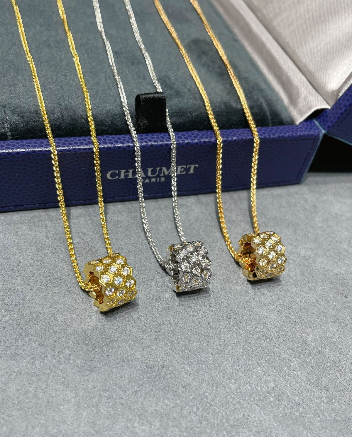 [Avelora Jewelry ]BEE LOVE DIAMOND PAVED 3 ROW NECKLACE