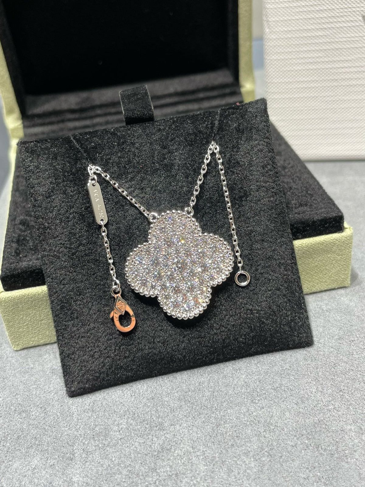 [Avelora Jewelry ]CLOVER 25MM LARGE PENDANT DIAMOND PAVED SILVER NECKLACE