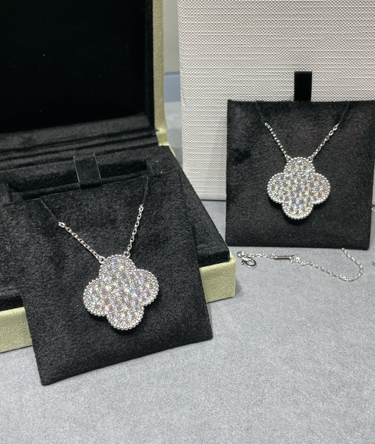 [Avelora Jewelry ]CLOVER 25MM LARGE PENDANT DIAMOND PAVED SILVER NECKLACE