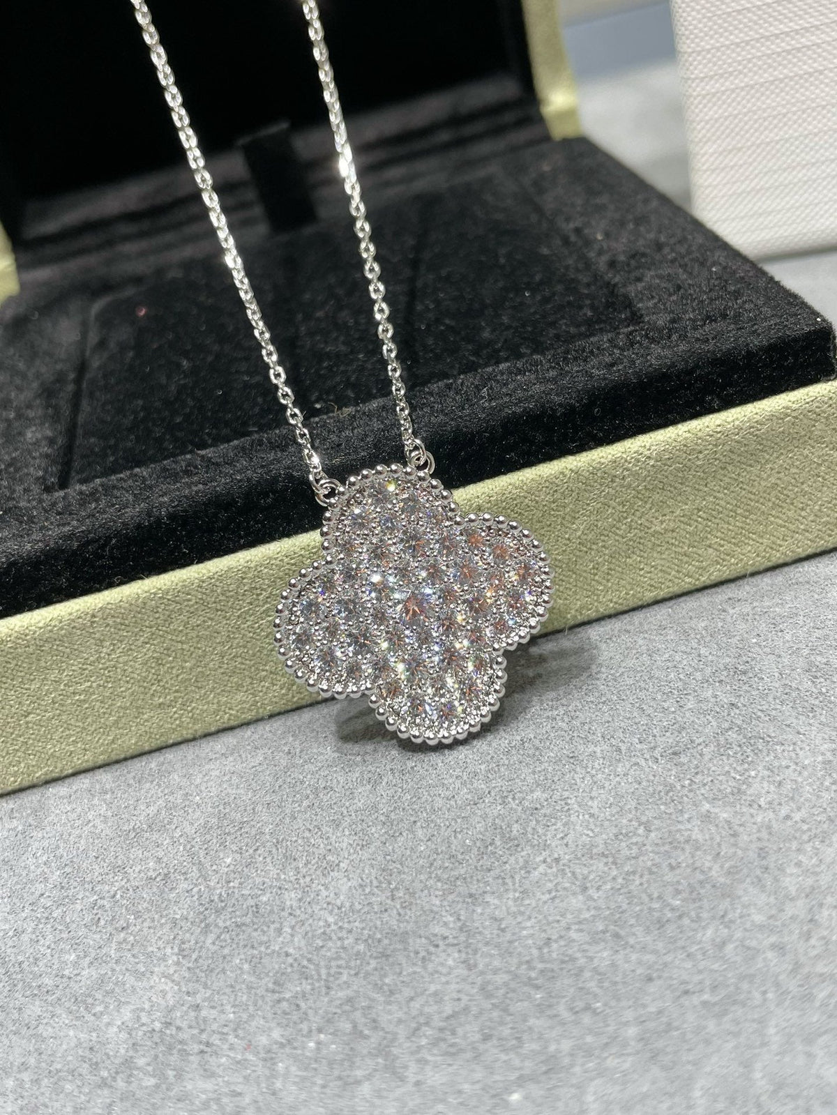 [Avelora Jewelry ]CLOVER 25MM LARGE PENDANT DIAMOND PAVED SILVER NECKLACE