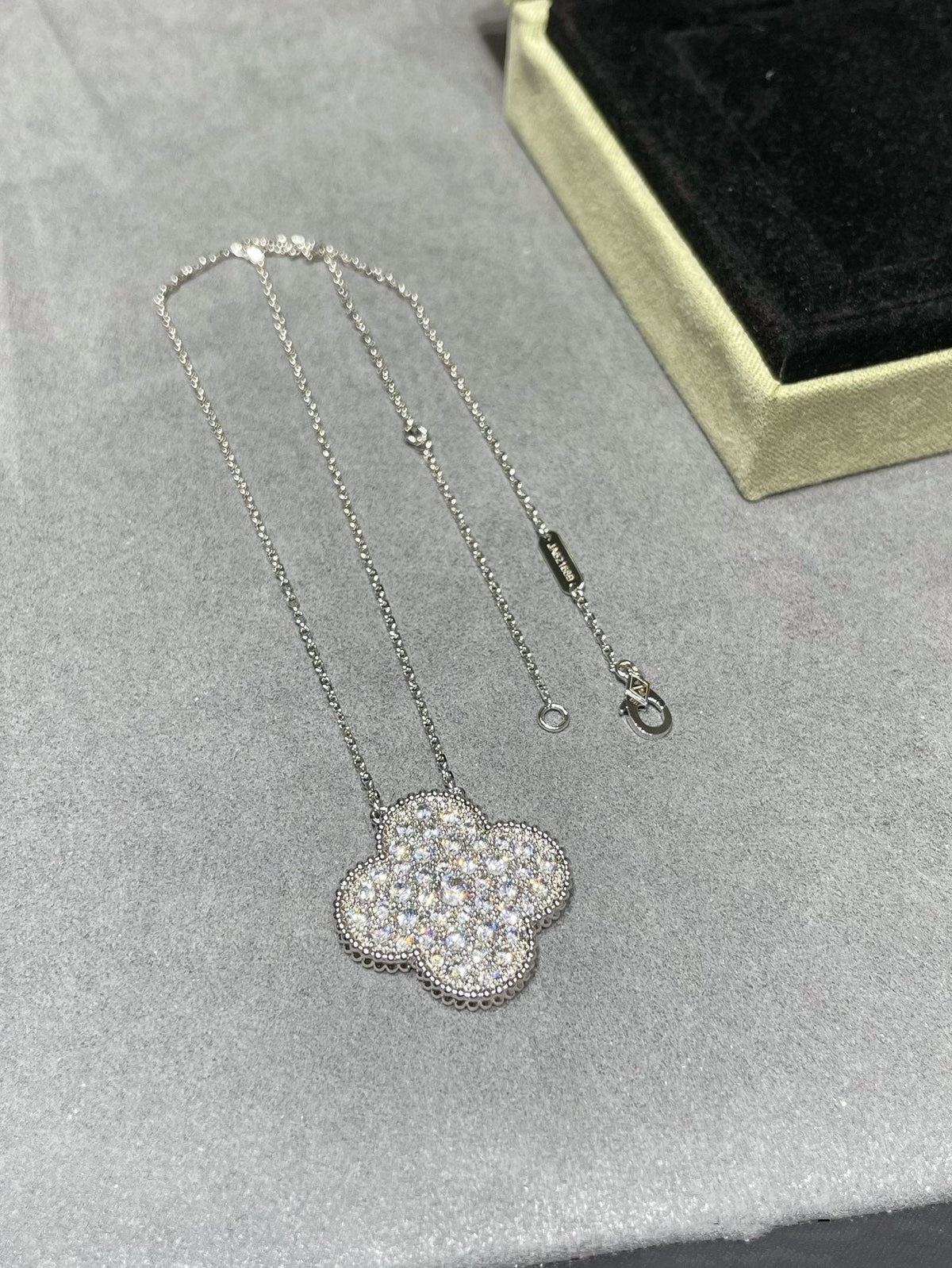 [Avelora Jewelry ]CLOVER 25MM LARGE PENDANT DIAMOND PAVED SILVER NECKLACE