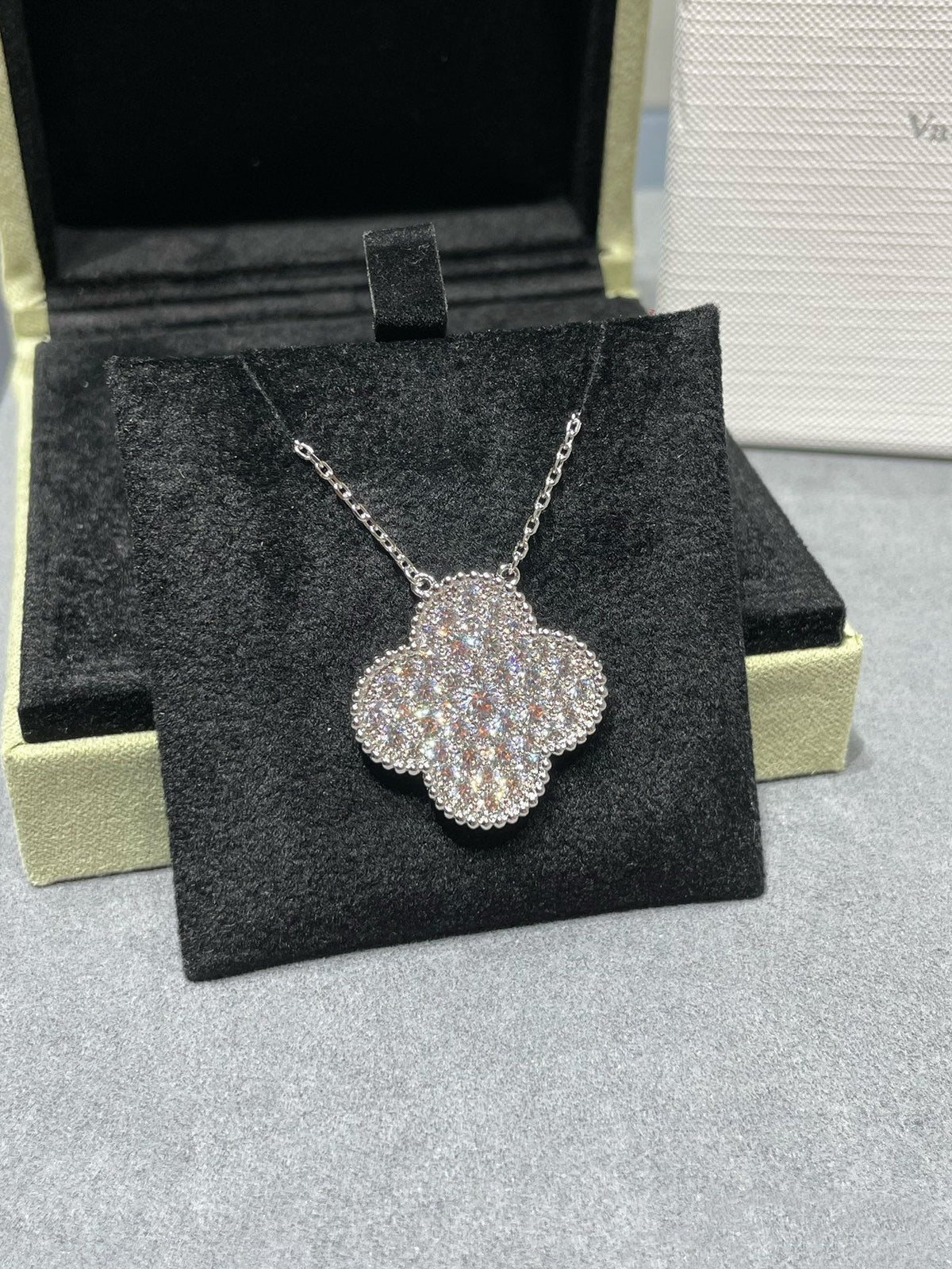 [Avelora Jewelry ]CLOVER 25MM LARGE PENDANT DIAMOND PAVED SILVER NECKLACE